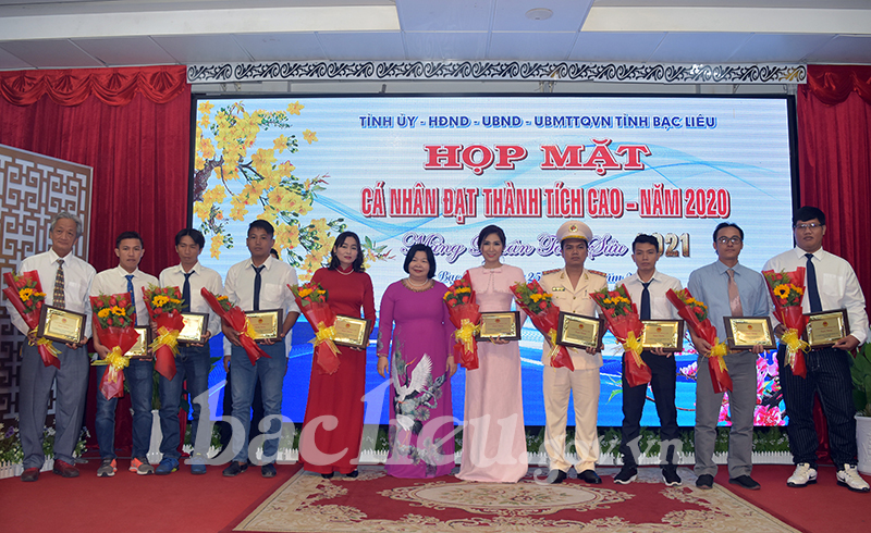 Đồng chí Cao Xuân Thu Vân, Phó Chủ tịch UBND tỉnh trao Bằng tuyên dương  cho các cá nhân có thành tích cao năm 2020 