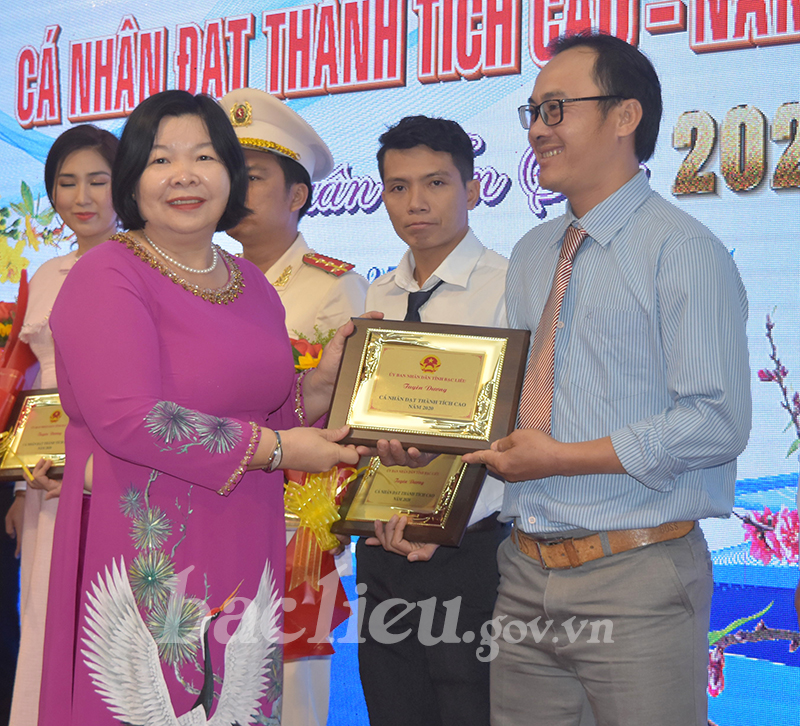 Đồng chí Cao Xuân Thu Vân, Phó Chủ tịch UBND tỉnh trao Bằng tuyên dương  cho các cá nhân có thành tích cao năm 2020