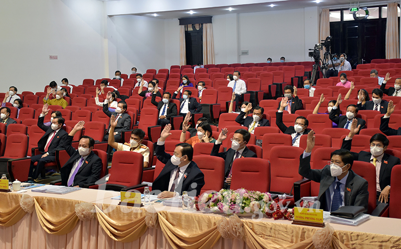 Đại biểu HĐND tỉnh biểu quyết thông qua các Nghị quyết tại kỳ họp thứ Tư, Hội đồng nhân dân tỉnh khóa X