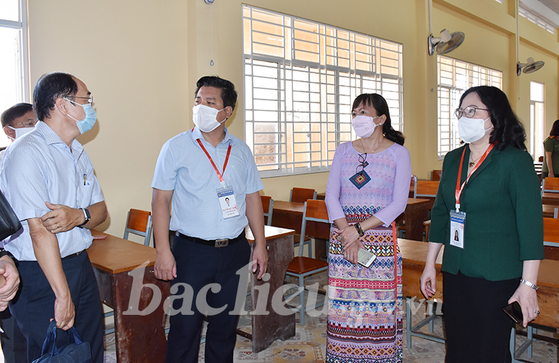Thứ trưởng Bộ Giáo dục và Đào tạo Ngô Thị Minh (bài phải) kiểm tra công tác chuẩn bị kỳ thi THPT quốc gia năm 2021 tại Trường THPT Bạc Liêu