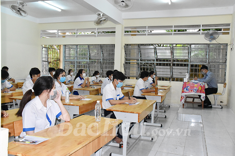 Cán bộ coi thi phổ biến quy chế thi tại điểm thi Trường THPT Lê Thị Riêng 