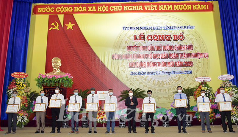 Đồng chí Phạm Văn Thiều, Chủ tịch UBND tỉnh trao bằng khen cho cho các cá nhân có thành tích xuất sắc trong xây dựng nông thôn mới tại thành phố Bạc Liêu