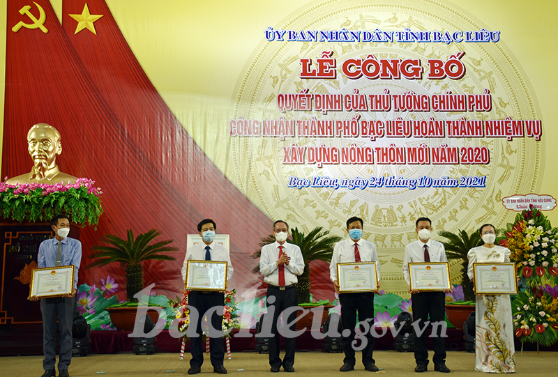 Đồng chí Lữ Văn Hùng, Bí thư Tỉnh ủy trao bằng khen cho cho các tập thể có thành tích xuất sắc trong xây dựng nông thôn mới tại thành phố Bạc Liêu