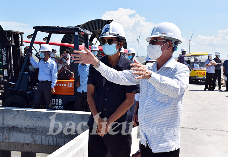 Đồng chí Lữ Văn Hùng, Bí thư Tỉnh ủy (áo sọc) trao đổi với Chủ đầu tư Dự án Điện gió Hòa Bình 1 và 2 về các hạng mục du lịch kết họp với dự án điện gió phát triển kinh tế xã hội của tỉnh