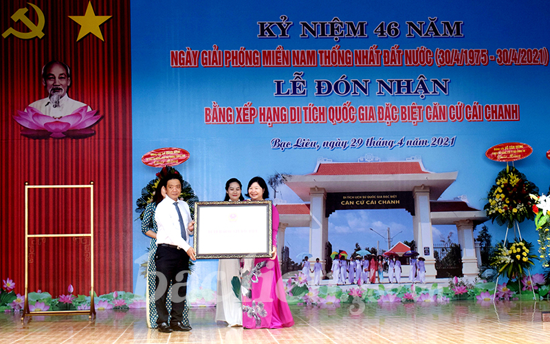 Đồng chí Cao Xuân Thu Vân, Phó Chủ tịch UBND tỉnh đón nhận Bằng xếp hạng Di tích Quốc gia đặc biệt Căn cứ Cái Chanh