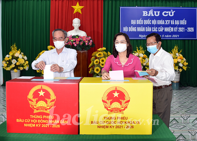 Đồng chí Lữ Văn Hùng, Bí thư Tỉnh ủy và đồng chí Lê Thị Ái Nam, Phó Bí thư Thường trực Tỉnh ủy, Chủ tịch HĐND tỉnh (khóa IX, nhiệm kỳ 2016 - 2021), Chủ tịch Ủy ban Bầu cử tỉnh bỏ phiếu bầu cử đại biểu Quốc hội khóa XV và đại biểu HĐND các cấp nhiệm kỳ 2021 - 2026