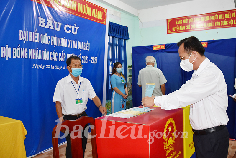 Đồng chí Phạm Văn Thiều, Phó Bí thư Tỉnh ủy, Chủ tịch UBND tỉnh bỏ phiếu bầu cử đại biểu Quốc hội khóa XV và đại biểu HĐND các cấp nhiệm kỳ 2021 - 2026